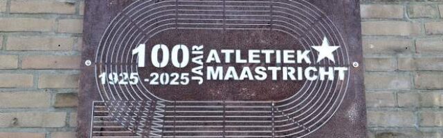Eeuw Atletiek Maastricht vereeuwigd: herdenkingsplaquette krijgt plek langs de baan